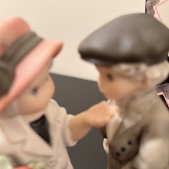 Kim Anderson’s Pretty as a Picture figurine. Porcelain figurine NIB - Picture 7 of 10